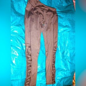 Leggings w/ crisscrossed cut-out